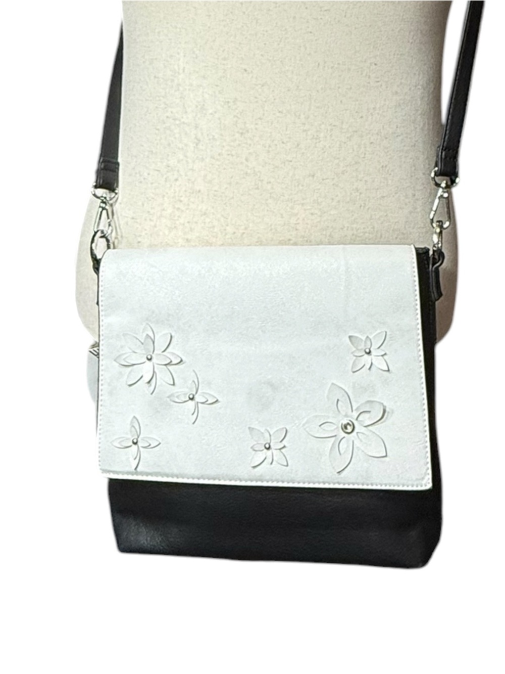 Magnolia and Vine Winter Sparkly White with Flowers Magnetic Shell